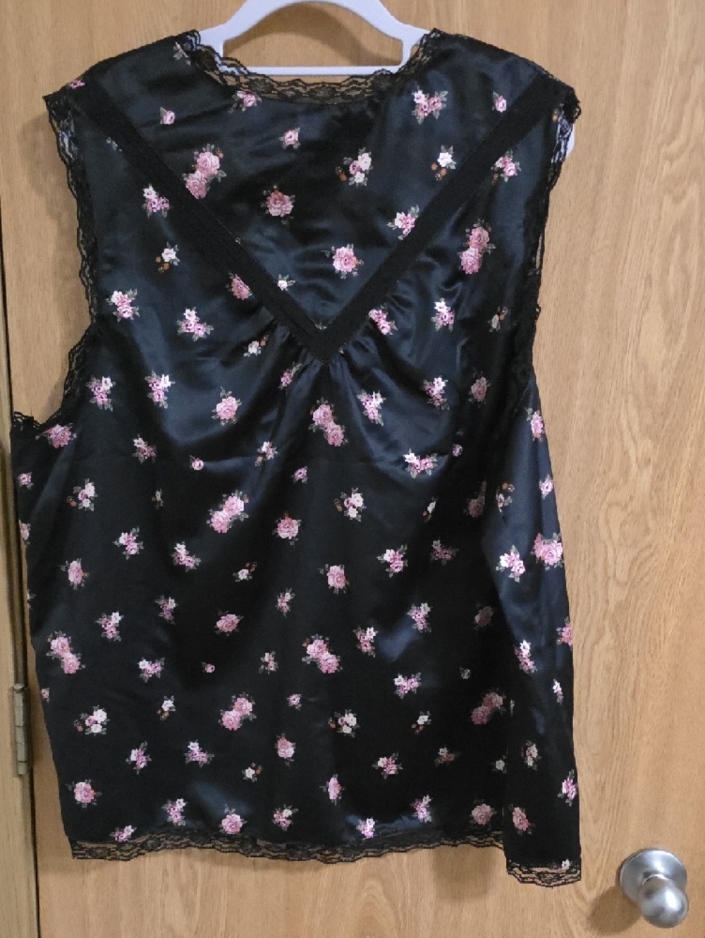 💫Black Satin Floral Button-Up Shell with Pink Roses - Picture 2 of 2